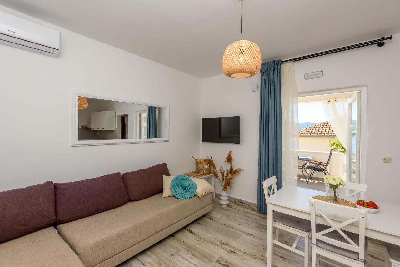 Apartments Morska Vila Комарна Екстер'єр фото