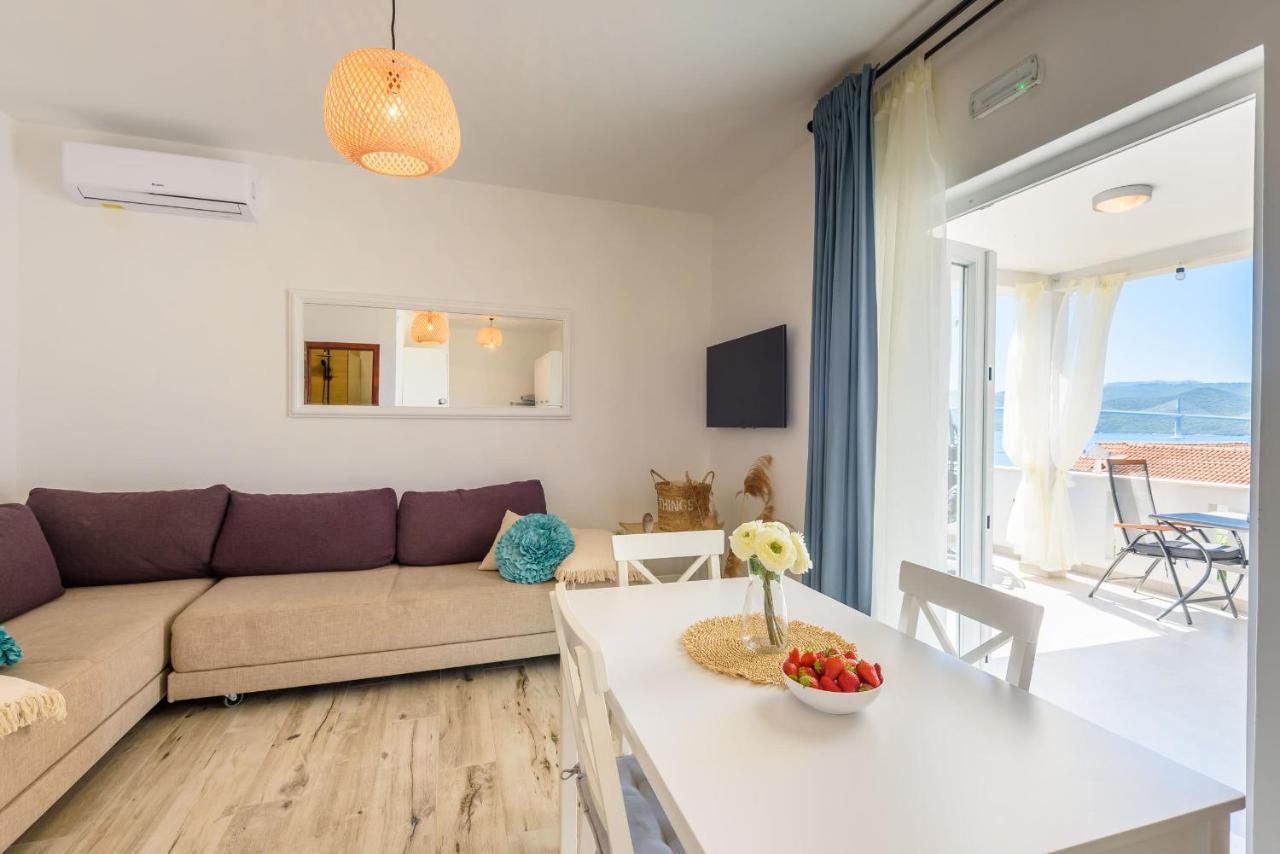 Apartments Morska Vila Комарна Екстер'єр фото